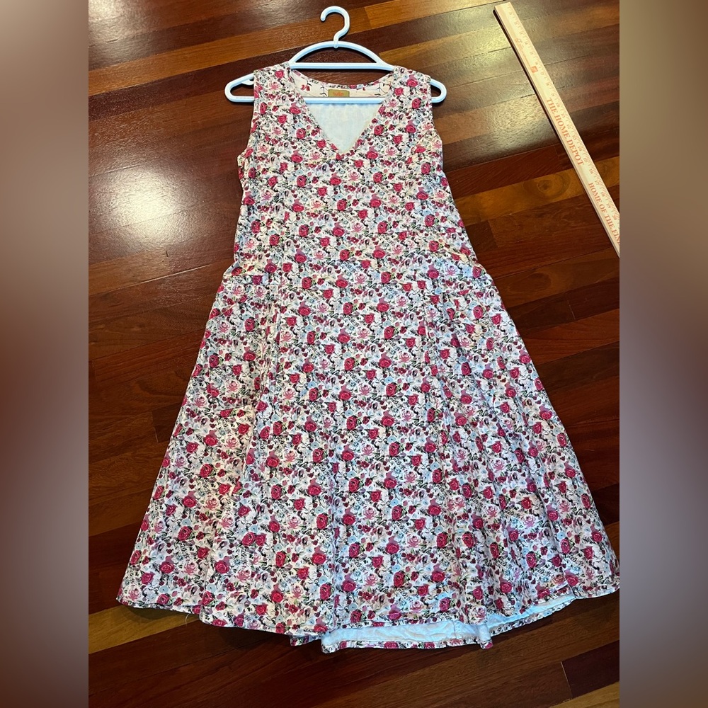 Tulip V-Neck Floral Casual Dress in White & Pink Cotton